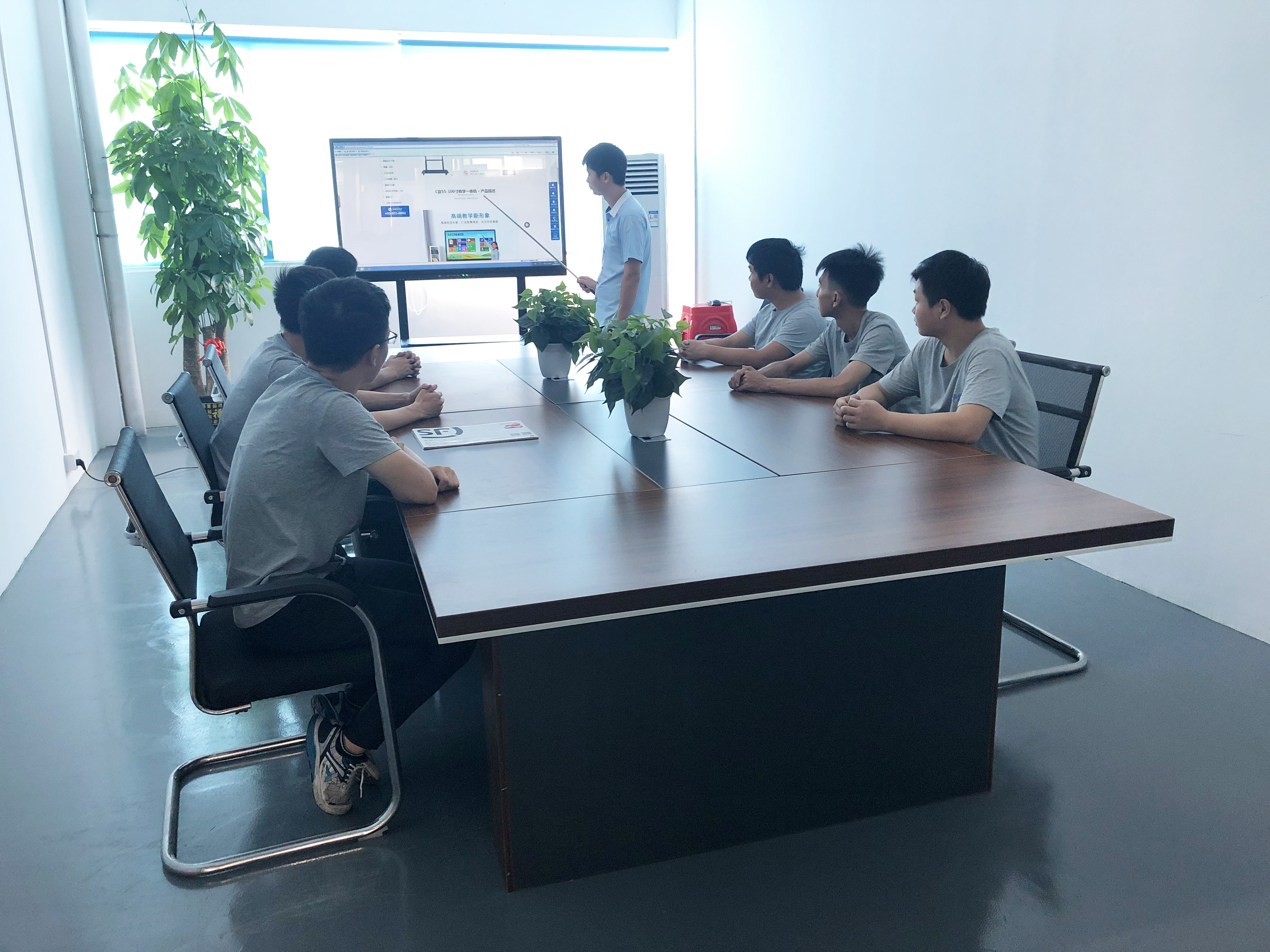 國內(nèi)直播市場引領(lǐng)觸摸一體機行業(yè)風潮